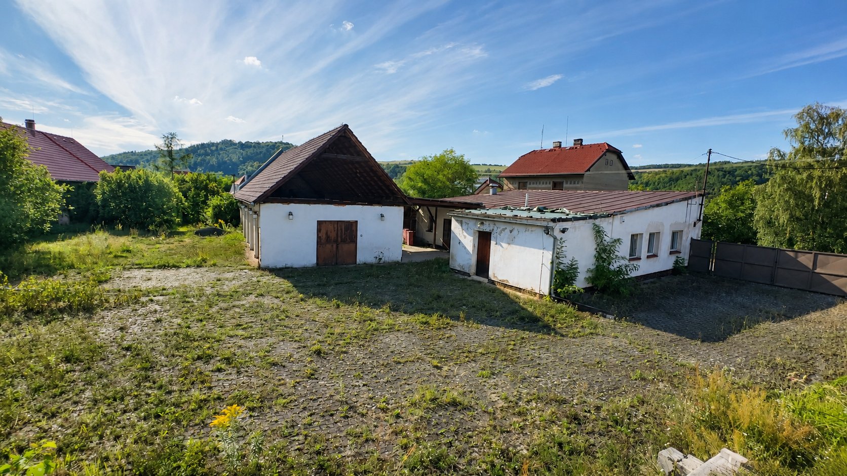 Commercial plot with buildings, 2,151 m²