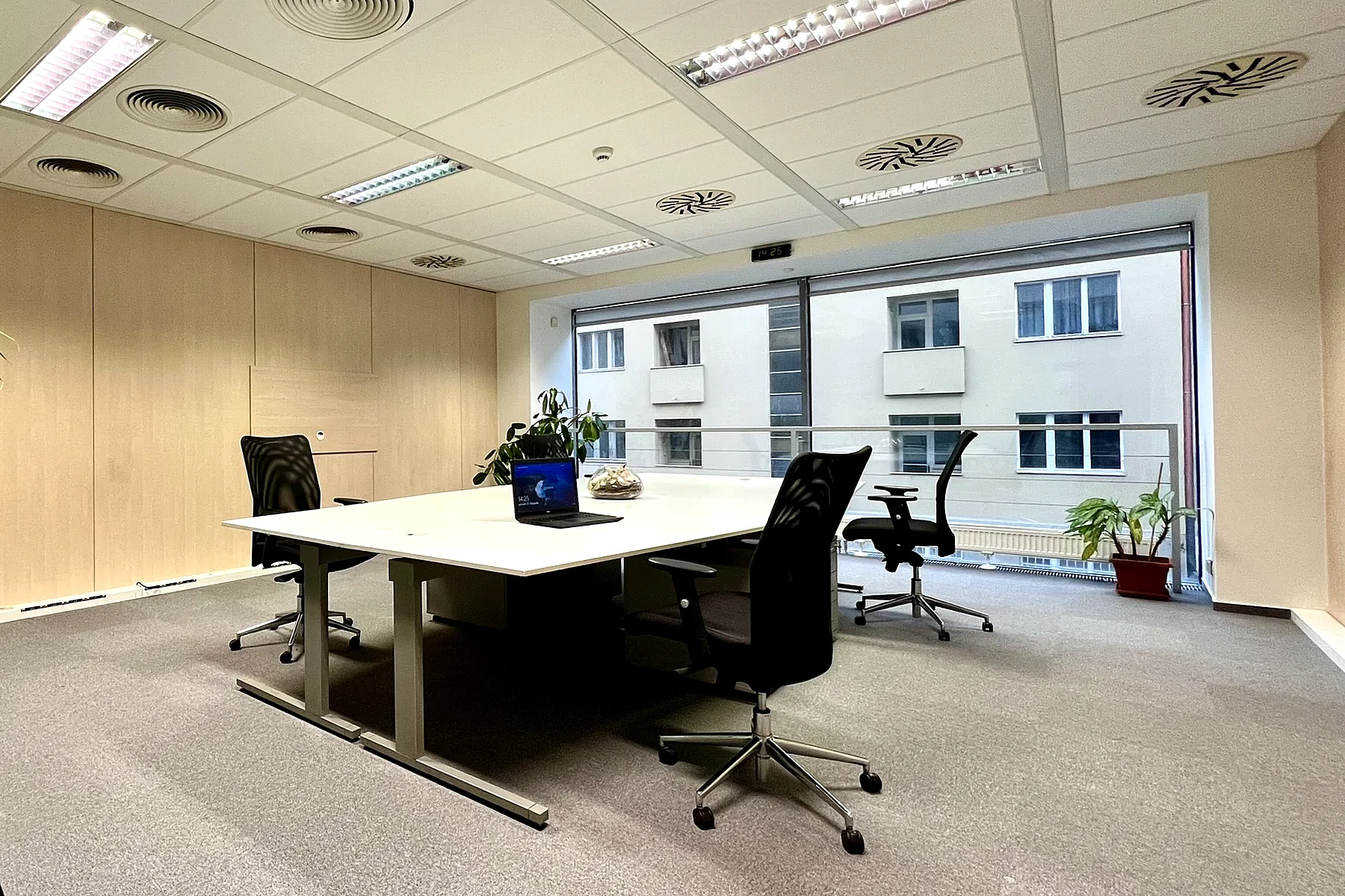 Ground-floor offices with own street entrance, 526 m²